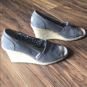 Toms gray wedges